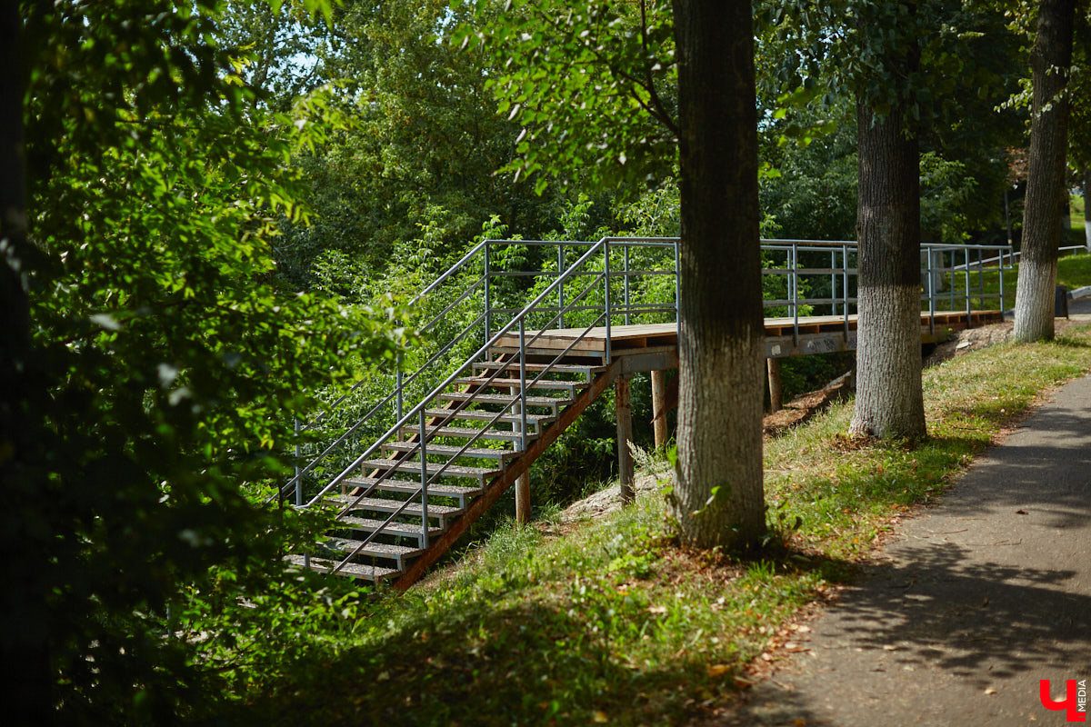 В областном центре наконец-то приступили к ремонту лестницы вдоль стены Богородице-Рождественского монастыря. Объект давно нуждался в реконструкции. Но во всем этом есть свои минусы: на время работ недоступной для пешеходов стала популярная туристическая тропа.