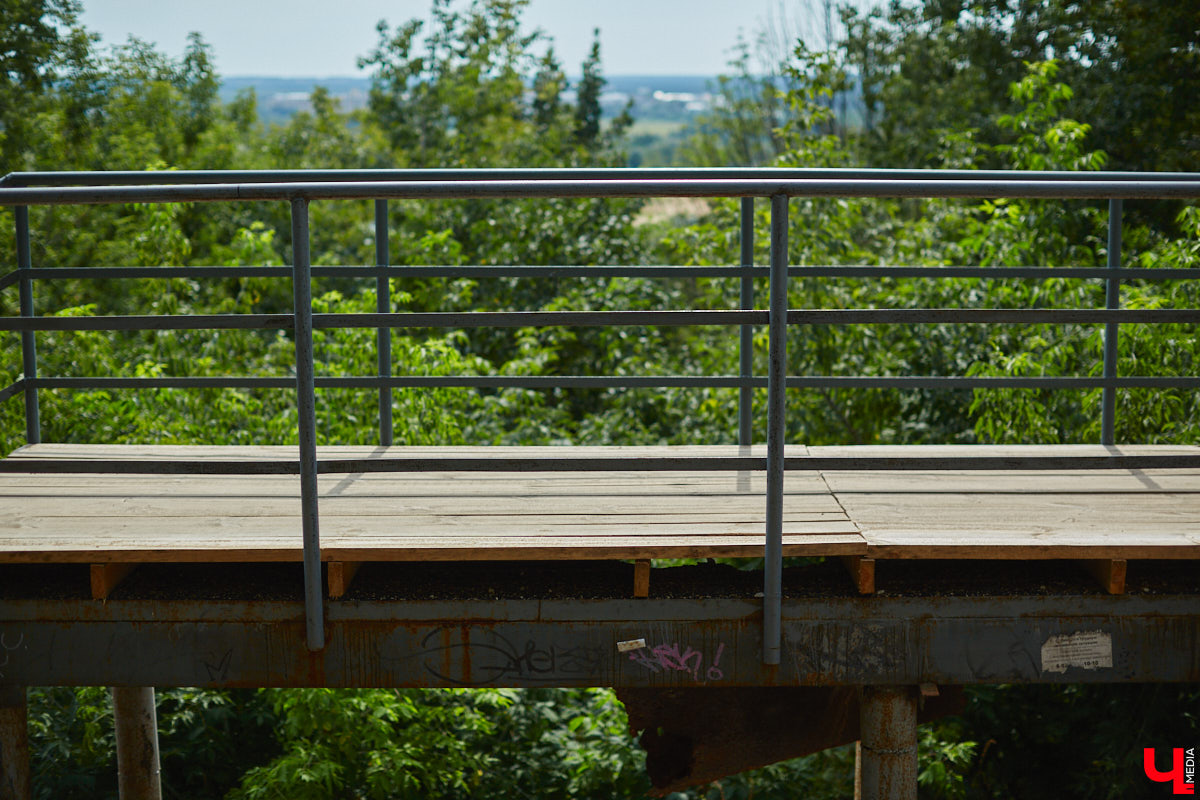 В областном центре наконец-то приступили к ремонту лестницы вдоль стены Богородице-Рождественского монастыря. Объект давно нуждался в реконструкции. Но во всем этом есть свои минусы: на время работ недоступной для пешеходов стала популярная туристическая тропа.