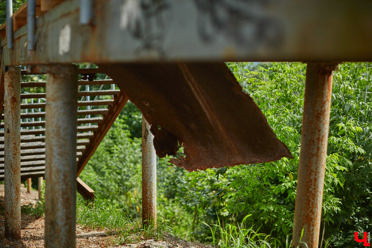 В областном центре наконец-то приступили к ремонту лестницы вдоль стены Богородице-Рождественского монастыря. Объект давно нуждался в реконструкции. Но во всем этом есть свои минусы: на время работ недоступной для пешеходов стала популярная туристическая тропа.