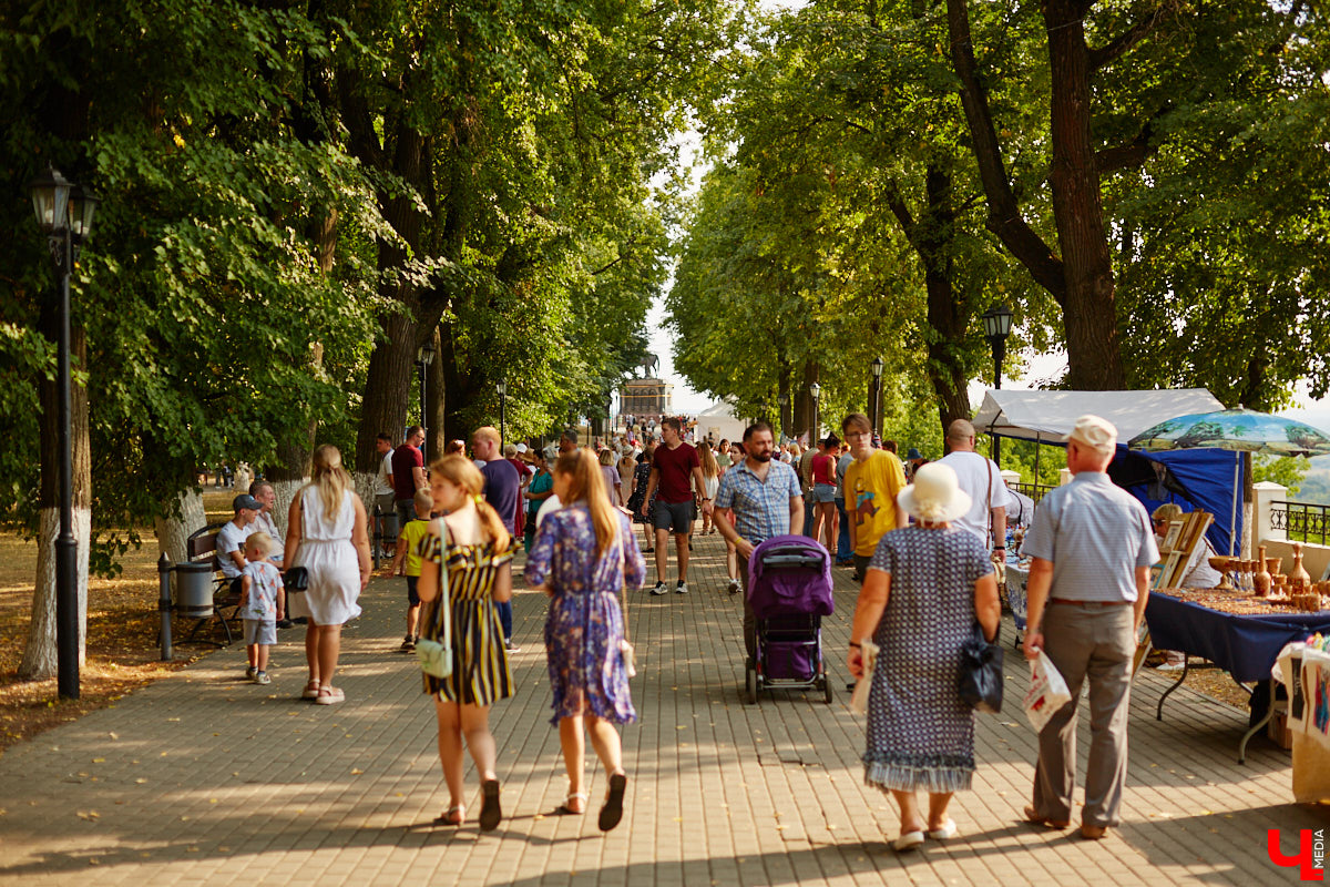 День города — 2023 охватит сразу две даты — 2 и 3 сентября, хотя основных развлечений стоит ждать в первый выходной осени. Уже известно, что в программу перекочуют многие ивенты, запланированные на несостоявшийся День молодежи, в их числе и выступление известного хип-хоп певца, которое мы ждали еще в июне.