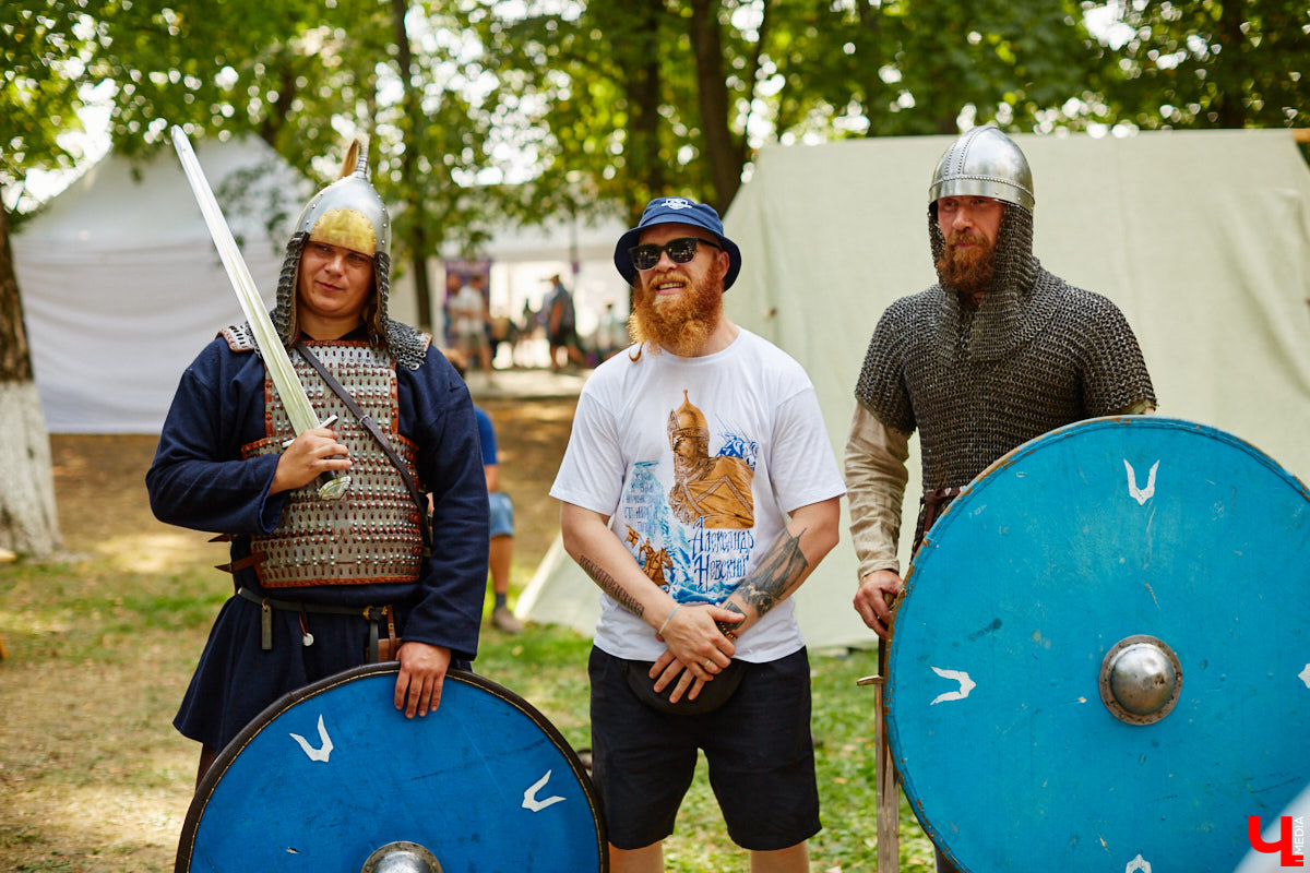 День города — 2023 охватит сразу две даты — 2 и 3 сентября, хотя основных развлечений стоит ждать в первый выходной осени. Уже известно, что в программу перекочуют многие ивенты, запланированные на несостоявшийся День молодежи, в их числе и выступление известного хип-хоп певца, которое мы ждали еще в июне.