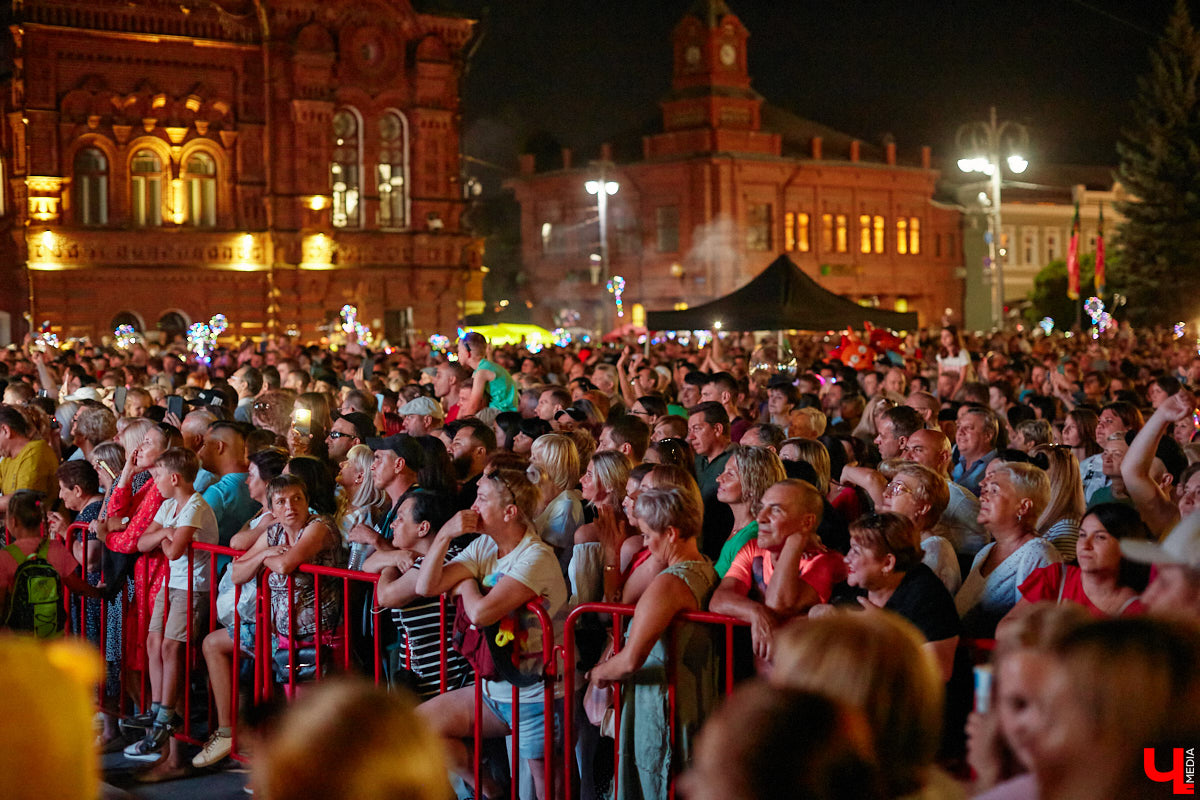 День города — 2023 охватит сразу две даты — 2 и 3 сентября, хотя основных развлечений стоит ждать в первый выходной осени. Уже известно, что в программу перекочуют многие ивенты, запланированные на несостоявшийся День молодежи, в их числе и выступление известного хип-хоп певца, которое мы ждали еще в июне.