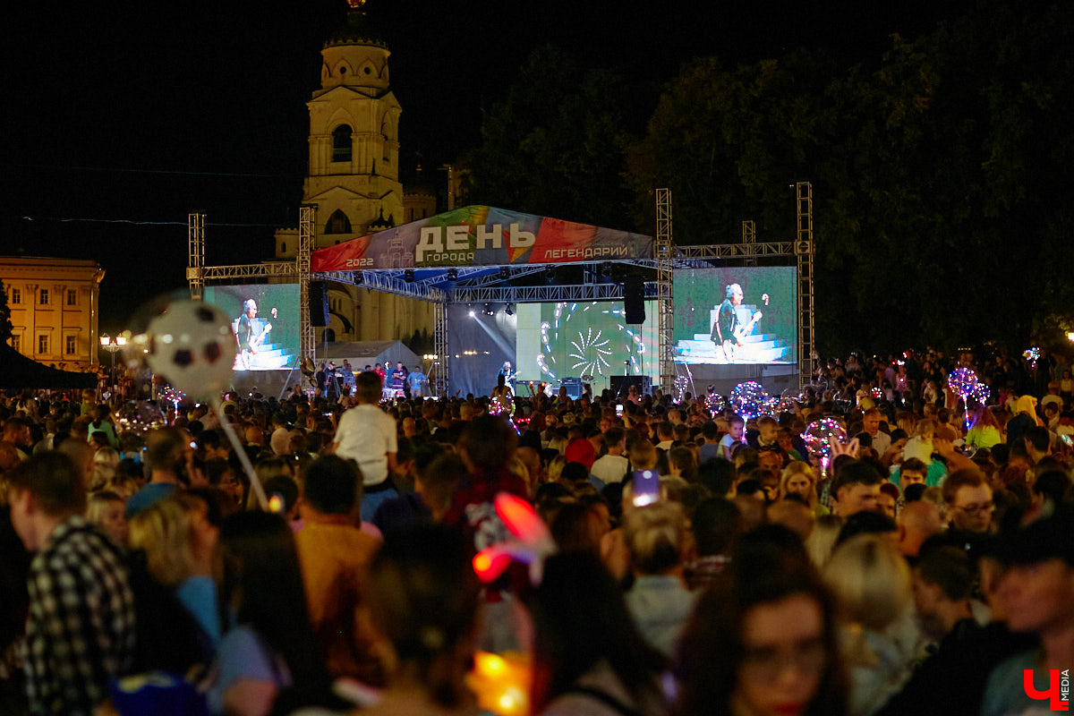 День города — 2023 охватит сразу две даты — 2 и 3 сентября, хотя основных развлечений стоит ждать в первый выходной осени. Уже известно, что в программу перекочуют многие ивенты, запланированные на несостоявшийся День молодежи, в их числе и выступление известного хип-хоп певца, которое мы ждали еще в июне.
