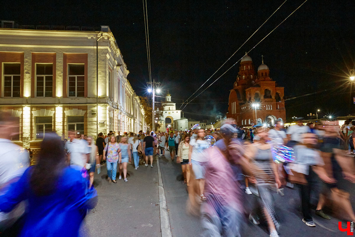 День города — 2023 охватит сразу две даты — 2 и 3 сентября, хотя основных развлечений стоит ждать в первый выходной осени. Уже известно, что в программу перекочуют многие ивенты, запланированные на несостоявшийся День молодежи, в их числе и выступление известного хип-хоп певца, которое мы ждали еще в июне.