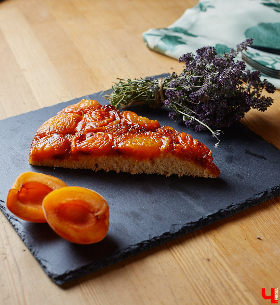 А почему бы сегодня нам не приготовить пылающий фруктовый пирог? Да еще и самый быстрый. К тому же из рисовой муки. Главным ингредиентом летнего блюда станут сочные и яркие абрикосы! Эксперимент проведем под присмотром главного кулинарного эксперта.