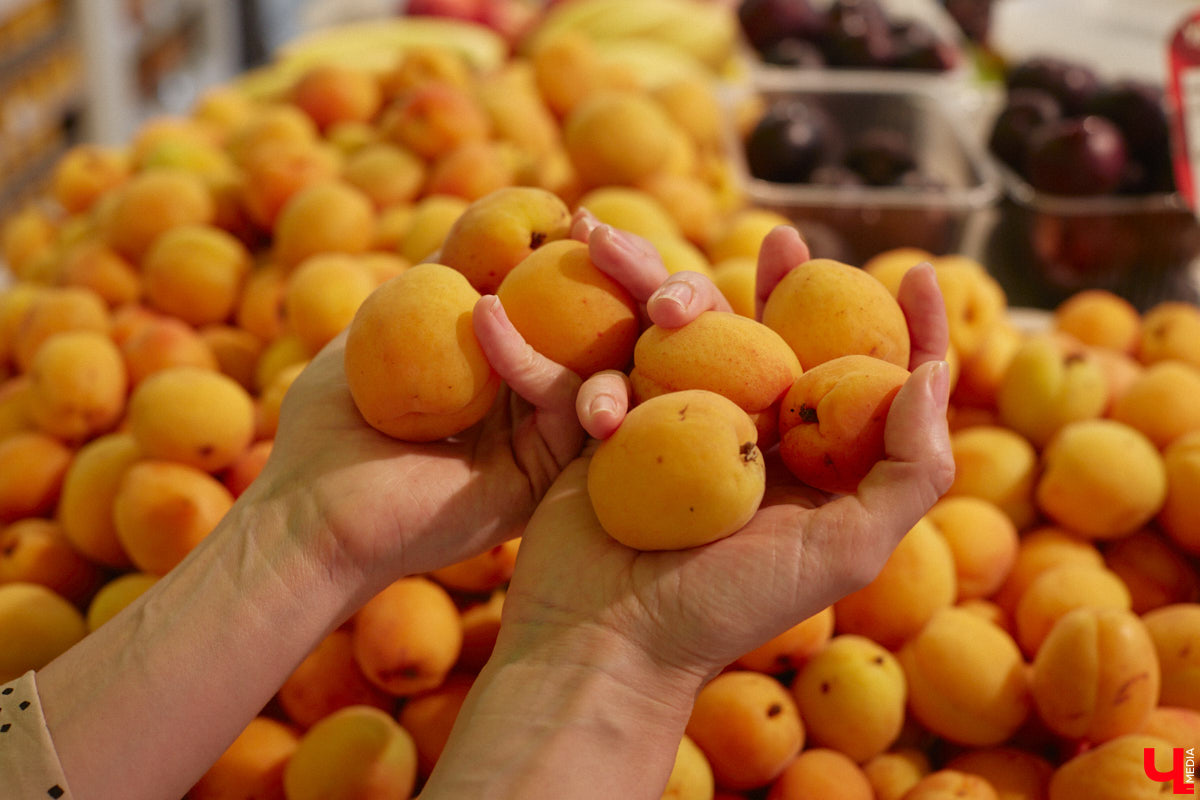 А почему бы сегодня нам не приготовить пылающий фруктовый пирог? Да еще и самый быстрый. К тому же из рисовой муки. Главным ингредиентом летнего блюда станут сочные и яркие абрикосы! Эксперимент проведем под присмотром главного кулинарного эксперта.