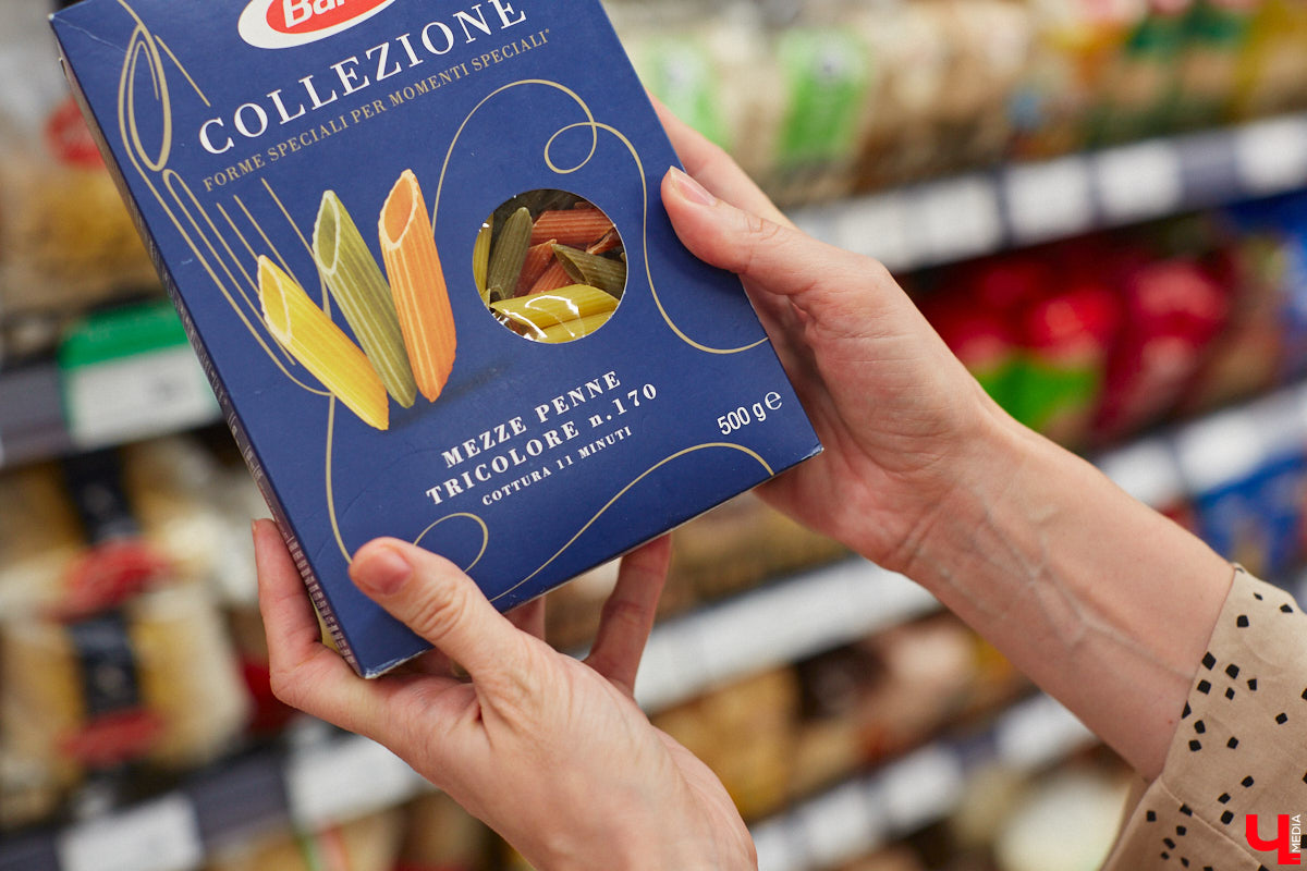 А почему бы сегодня нам не приготовить пылающий фруктовый пирог? Да еще и самый быстрый. К тому же из рисовой муки. Главным ингредиентом летнего блюда станут сочные и яркие абрикосы! Эксперимент проведем под присмотром главного кулинарного эксперта.