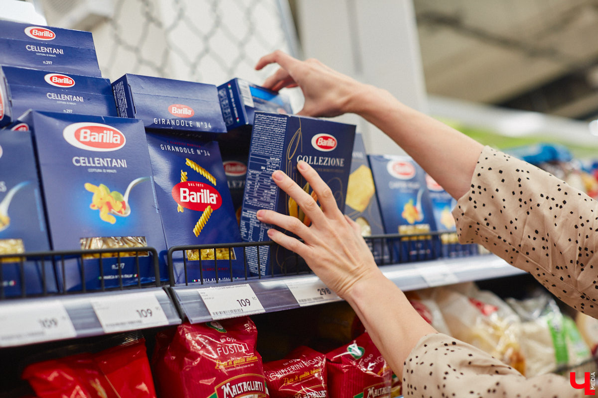 А почему бы сегодня нам не приготовить пылающий фруктовый пирог? Да еще и самый быстрый. К тому же из рисовой муки. Главным ингредиентом летнего блюда станут сочные и яркие абрикосы! Эксперимент проведем под присмотром главного кулинарного эксперта.