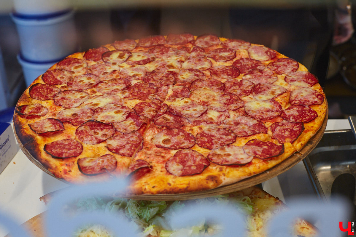 А почему бы сегодня нам не приготовить пылающий фруктовый пирог? Да еще и самый быстрый. К тому же из рисовой муки. Главным ингредиентом летнего блюда станут сочные и яркие абрикосы! Эксперимент проведем под присмотром главного кулинарного эксперта.