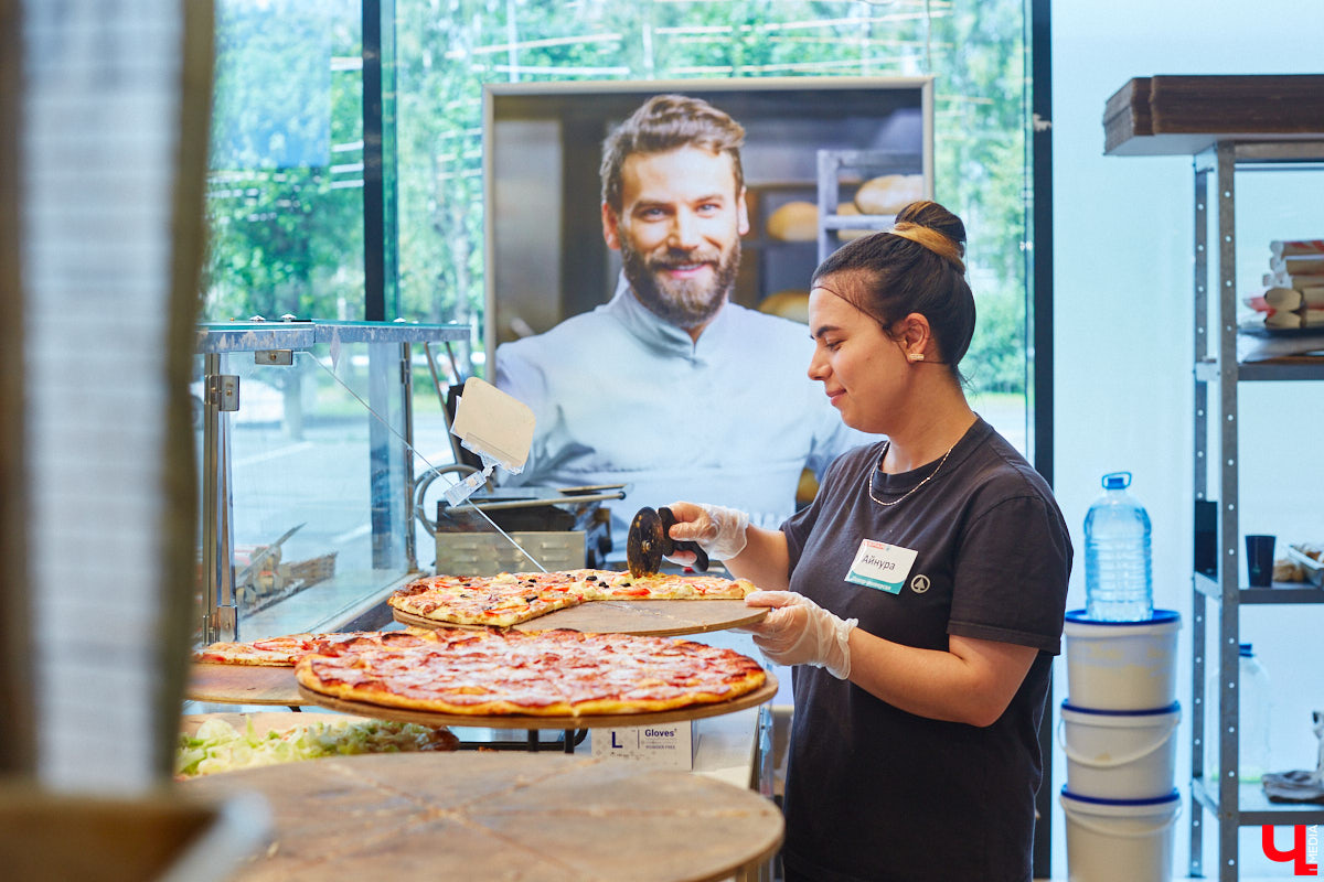 А почему бы сегодня нам не приготовить пылающий фруктовый пирог? Да еще и самый быстрый. К тому же из рисовой муки. Главным ингредиентом летнего блюда станут сочные и яркие абрикосы! Эксперимент проведем под присмотром главного кулинарного эксперта.