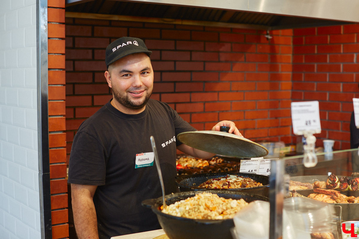 А почему бы сегодня нам не приготовить пылающий фруктовый пирог? Да еще и самый быстрый. К тому же из рисовой муки. Главным ингредиентом летнего блюда станут сочные и яркие абрикосы! Эксперимент проведем под присмотром главного кулинарного эксперта.
