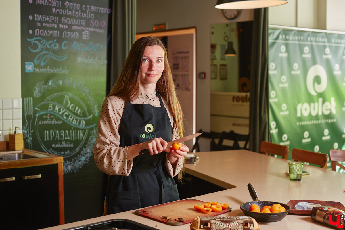 А почему бы сегодня нам не приготовить пылающий фруктовый пирог? Да еще и самый быстрый. К тому же из рисовой муки. Главным ингредиентом летнего блюда станут сочные и яркие абрикосы! Эксперимент проведем под присмотром главного кулинарного эксперта.