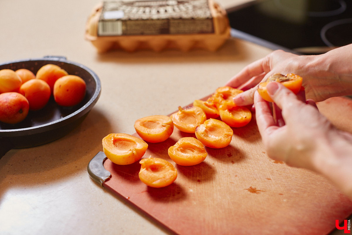 А почему бы сегодня нам не приготовить пылающий фруктовый пирог? Да еще и самый быстрый. К тому же из рисовой муки. Главным ингредиентом летнего блюда станут сочные и яркие абрикосы! Эксперимент проведем под присмотром главного кулинарного эксперта.