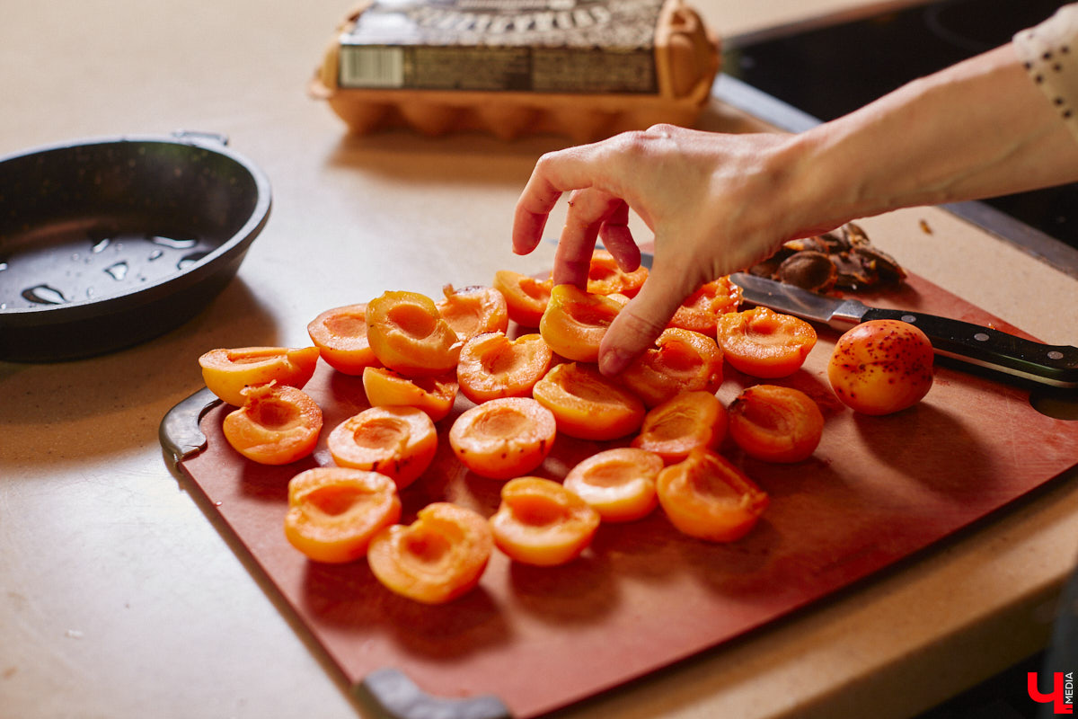 А почему бы сегодня нам не приготовить пылающий фруктовый пирог? Да еще и самый быстрый. К тому же из рисовой муки. Главным ингредиентом летнего блюда станут сочные и яркие абрикосы! Эксперимент проведем под присмотром главного кулинарного эксперта.