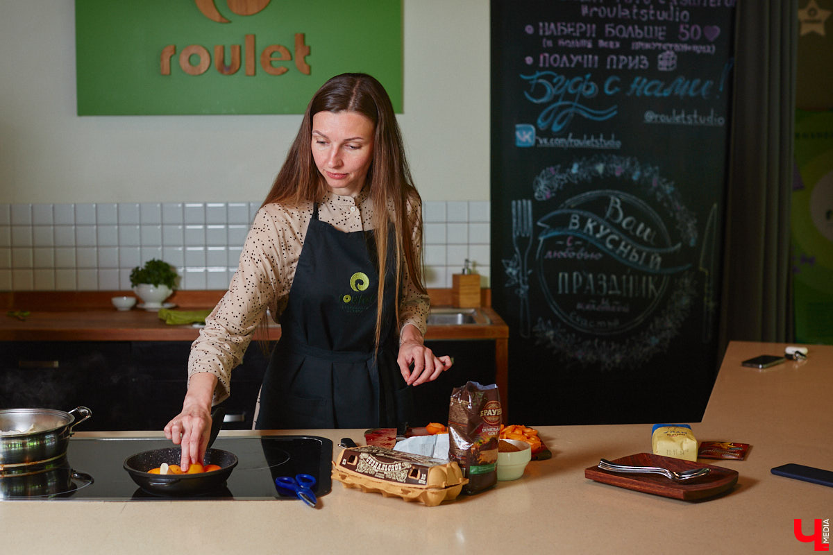 А почему бы сегодня нам не приготовить пылающий фруктовый пирог? Да еще и самый быстрый. К тому же из рисовой муки. Главным ингредиентом летнего блюда станут сочные и яркие абрикосы! Эксперимент проведем под присмотром главного кулинарного эксперта.