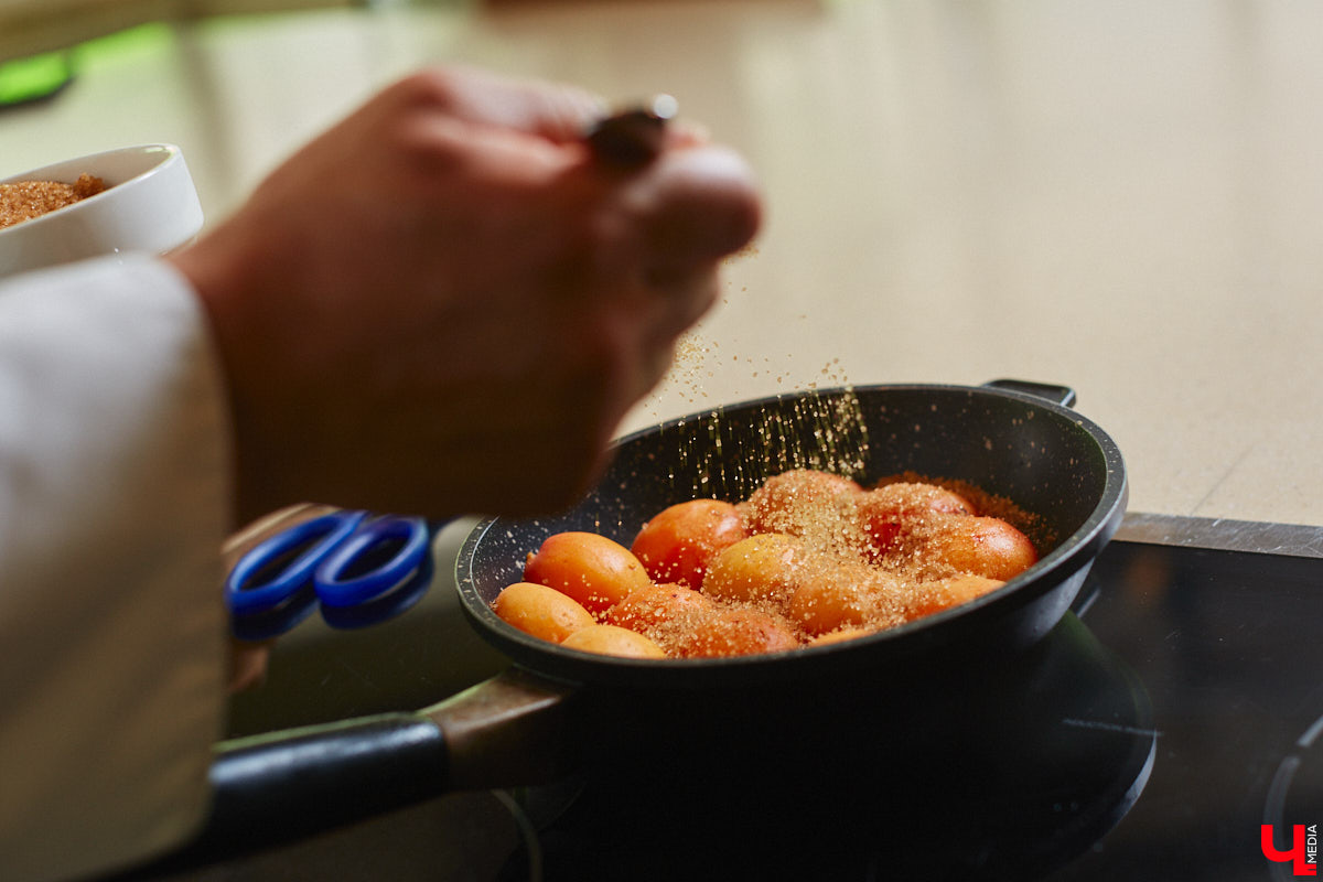 А почему бы сегодня нам не приготовить пылающий фруктовый пирог? Да еще и самый быстрый. К тому же из рисовой муки. Главным ингредиентом летнего блюда станут сочные и яркие абрикосы! Эксперимент проведем под присмотром главного кулинарного эксперта.