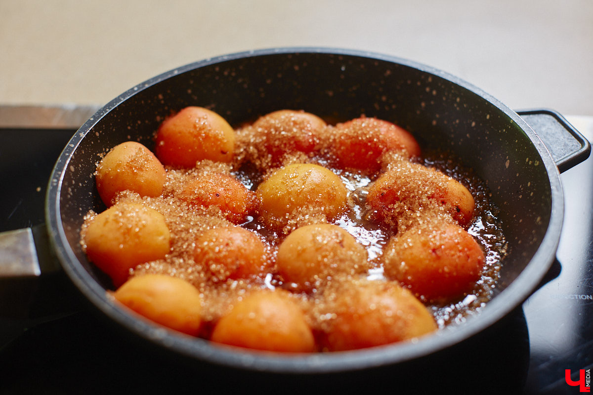 А почему бы сегодня нам не приготовить пылающий фруктовый пирог? Да еще и самый быстрый. К тому же из рисовой муки. Главным ингредиентом летнего блюда станут сочные и яркие абрикосы! Эксперимент проведем под присмотром главного кулинарного эксперта.