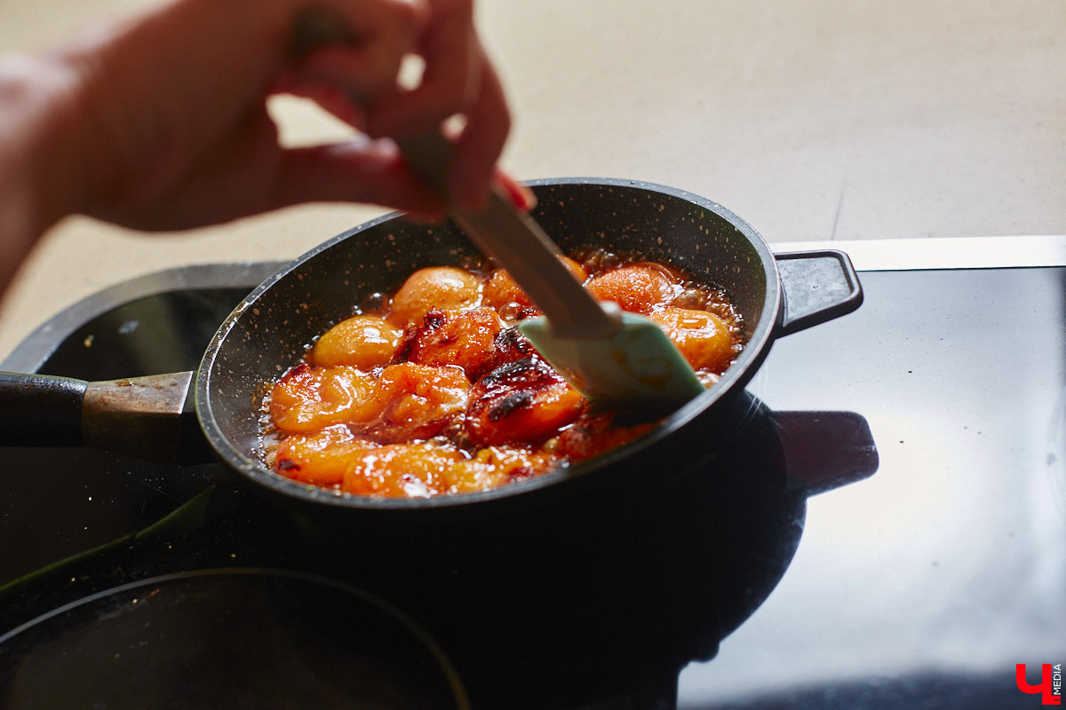 А почему бы сегодня нам не приготовить пылающий фруктовый пирог? Да еще и самый быстрый. К тому же из рисовой муки. Главным ингредиентом летнего блюда станут сочные и яркие абрикосы! Эксперимент проведем под присмотром главного кулинарного эксперта.