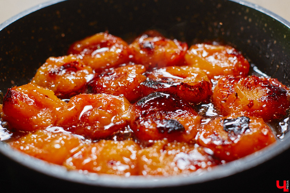 А почему бы сегодня нам не приготовить пылающий фруктовый пирог? Да еще и самый быстрый. К тому же из рисовой муки. Главным ингредиентом летнего блюда станут сочные и яркие абрикосы! Эксперимент проведем под присмотром главного кулинарного эксперта.