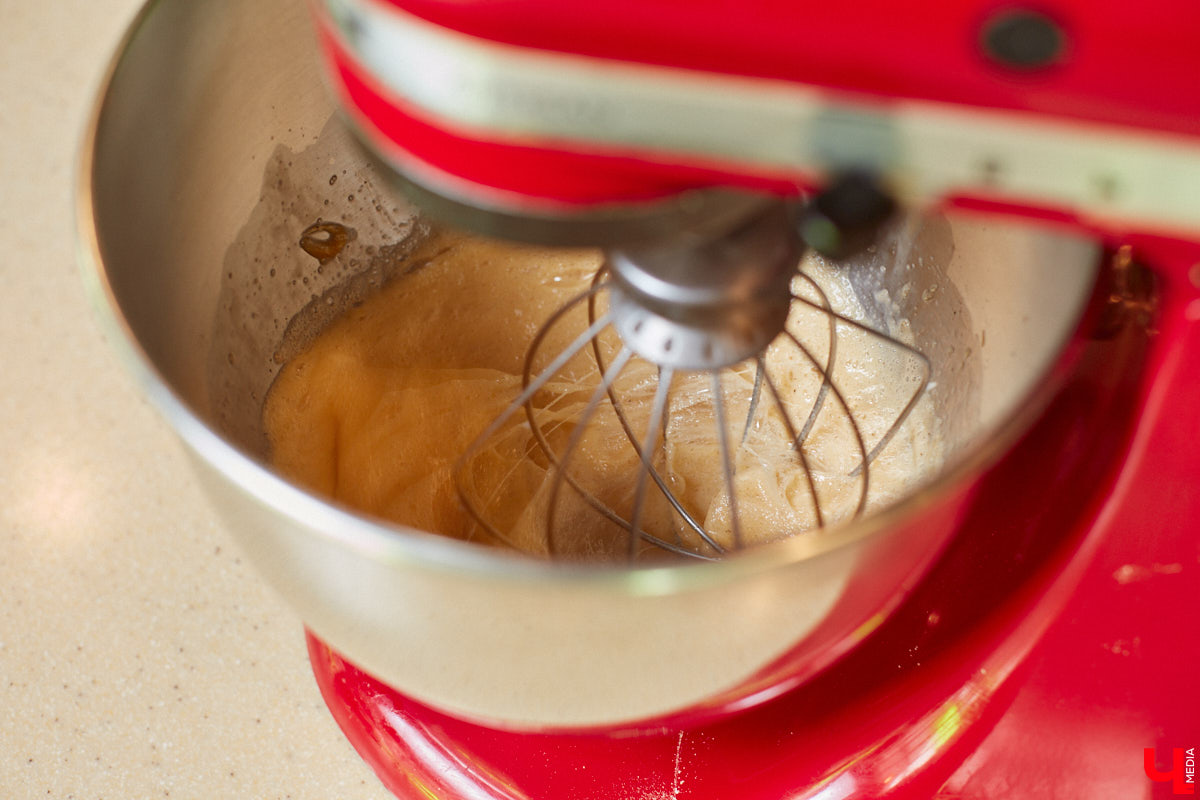 А почему бы сегодня нам не приготовить пылающий фруктовый пирог? Да еще и самый быстрый. К тому же из рисовой муки. Главным ингредиентом летнего блюда станут сочные и яркие абрикосы! Эксперимент проведем под присмотром главного кулинарного эксперта.