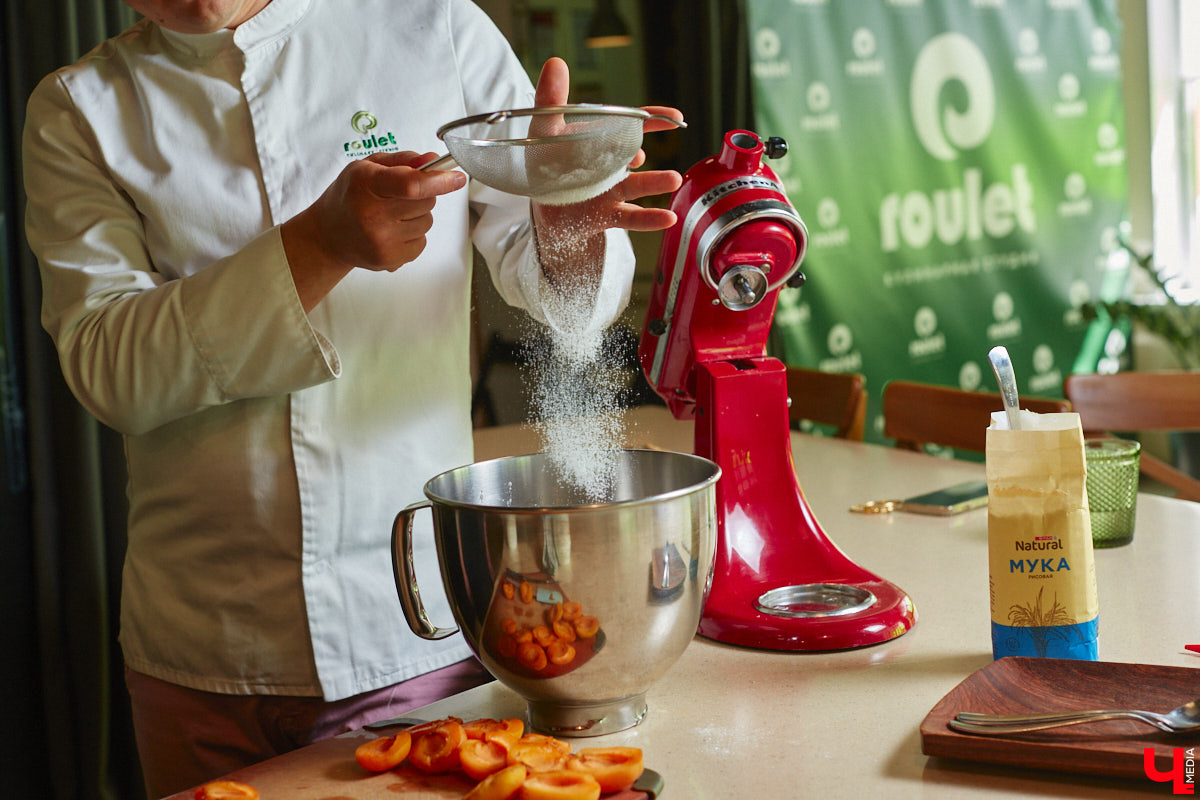 А почему бы сегодня нам не приготовить пылающий фруктовый пирог? Да еще и самый быстрый. К тому же из рисовой муки. Главным ингредиентом летнего блюда станут сочные и яркие абрикосы! Эксперимент проведем под присмотром главного кулинарного эксперта.