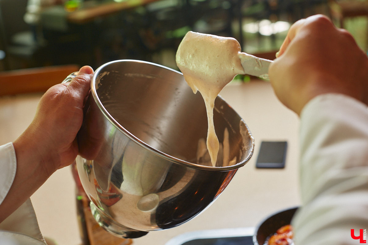 А почему бы сегодня нам не приготовить пылающий фруктовый пирог? Да еще и самый быстрый. К тому же из рисовой муки. Главным ингредиентом летнего блюда станут сочные и яркие абрикосы! Эксперимент проведем под присмотром главного кулинарного эксперта.