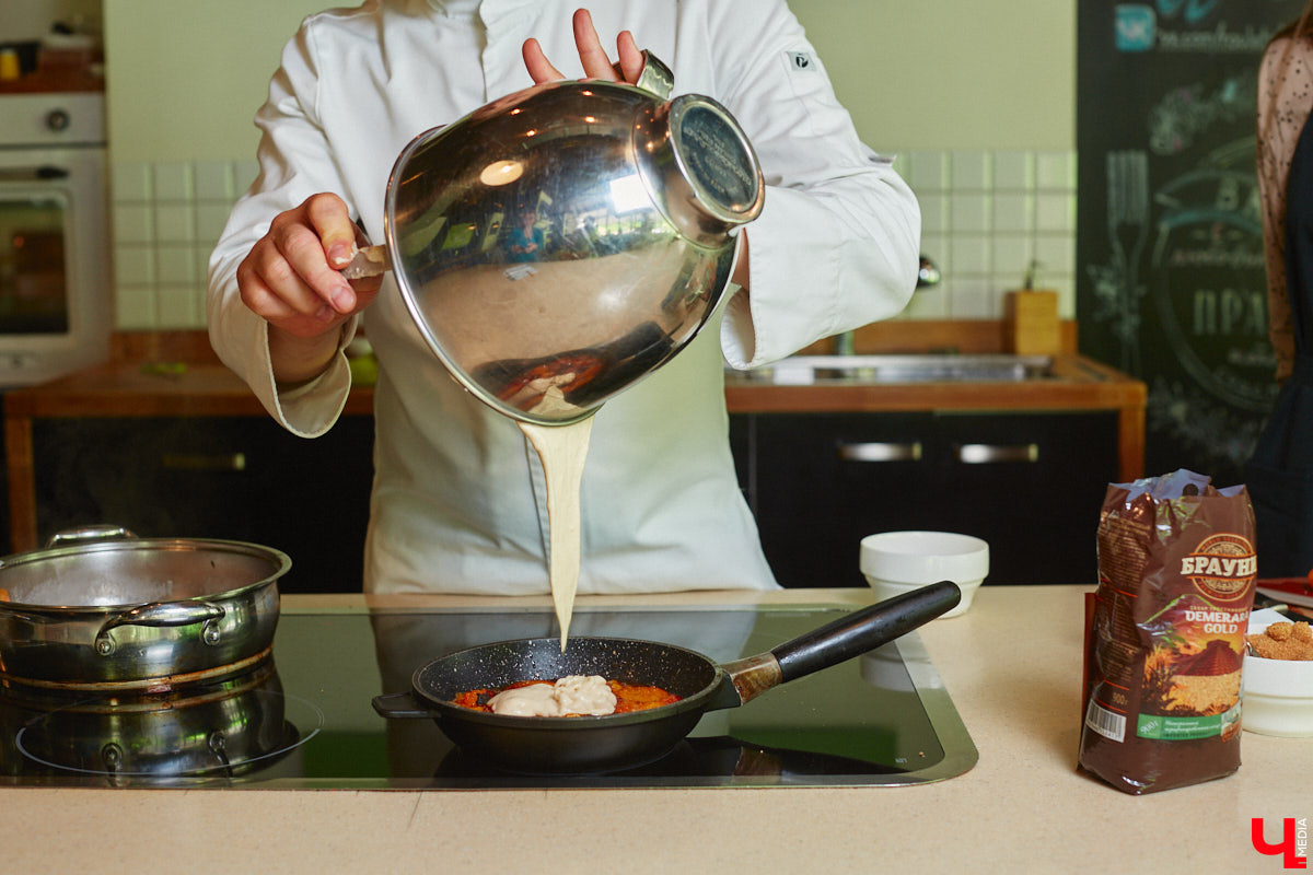 А почему бы сегодня нам не приготовить пылающий фруктовый пирог? Да еще и самый быстрый. К тому же из рисовой муки. Главным ингредиентом летнего блюда станут сочные и яркие абрикосы! Эксперимент проведем под присмотром главного кулинарного эксперта.