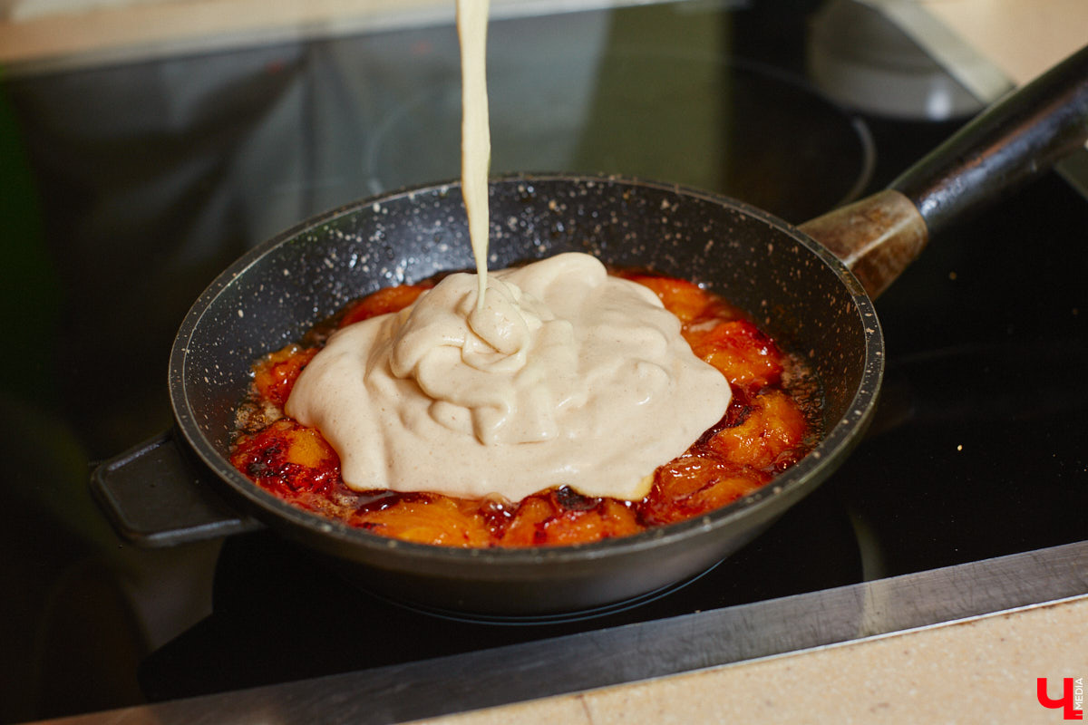 А почему бы сегодня нам не приготовить пылающий фруктовый пирог? Да еще и самый быстрый. К тому же из рисовой муки. Главным ингредиентом летнего блюда станут сочные и яркие абрикосы! Эксперимент проведем под присмотром главного кулинарного эксперта.