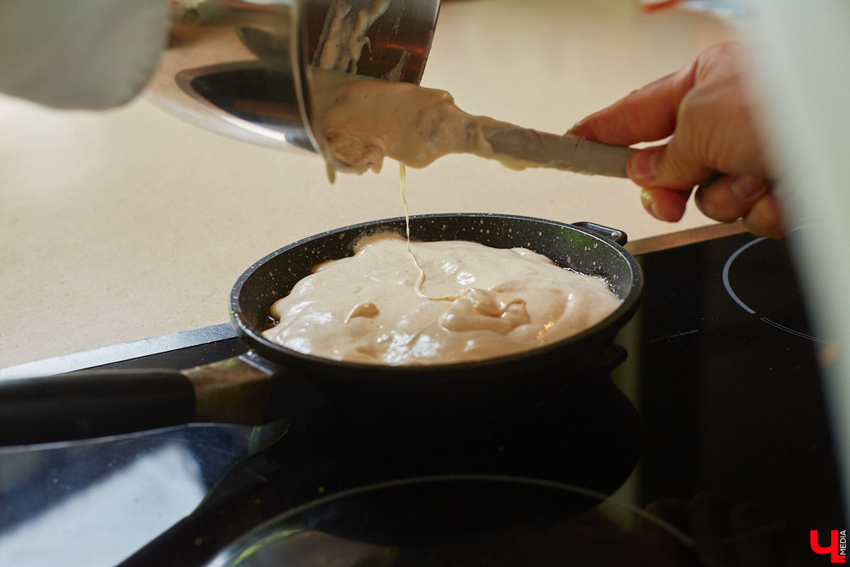 А почему бы сегодня нам не приготовить пылающий фруктовый пирог? Да еще и самый быстрый. К тому же из рисовой муки. Главным ингредиентом летнего блюда станут сочные и яркие абрикосы! Эксперимент проведем под присмотром главного кулинарного эксперта.