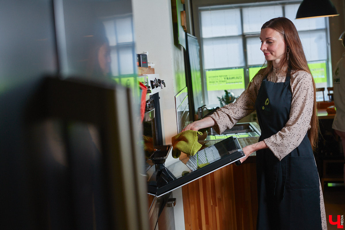 А почему бы сегодня нам не приготовить пылающий фруктовый пирог? Да еще и самый быстрый. К тому же из рисовой муки. Главным ингредиентом летнего блюда станут сочные и яркие абрикосы! Эксперимент проведем под присмотром главного кулинарного эксперта.