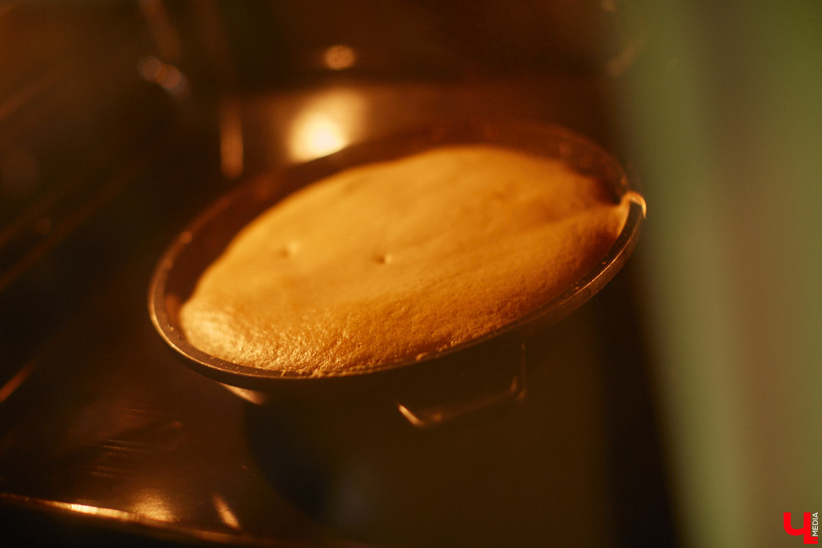 А почему бы сегодня нам не приготовить пылающий фруктовый пирог? Да еще и самый быстрый. К тому же из рисовой муки. Главным ингредиентом летнего блюда станут сочные и яркие абрикосы! Эксперимент проведем под присмотром главного кулинарного эксперта.