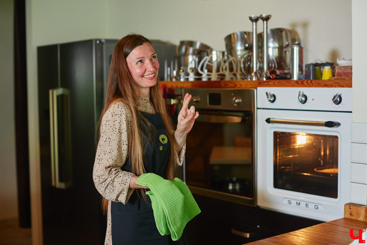 А почему бы сегодня нам не приготовить пылающий фруктовый пирог? Да еще и самый быстрый. К тому же из рисовой муки. Главным ингредиентом летнего блюда станут сочные и яркие абрикосы! Эксперимент проведем под присмотром главного кулинарного эксперта.