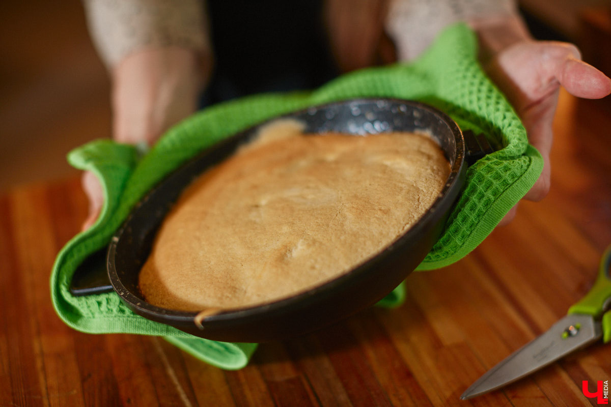 А почему бы сегодня нам не приготовить пылающий фруктовый пирог? Да еще и самый быстрый. К тому же из рисовой муки. Главным ингредиентом летнего блюда станут сочные и яркие абрикосы! Эксперимент проведем под присмотром главного кулинарного эксперта.