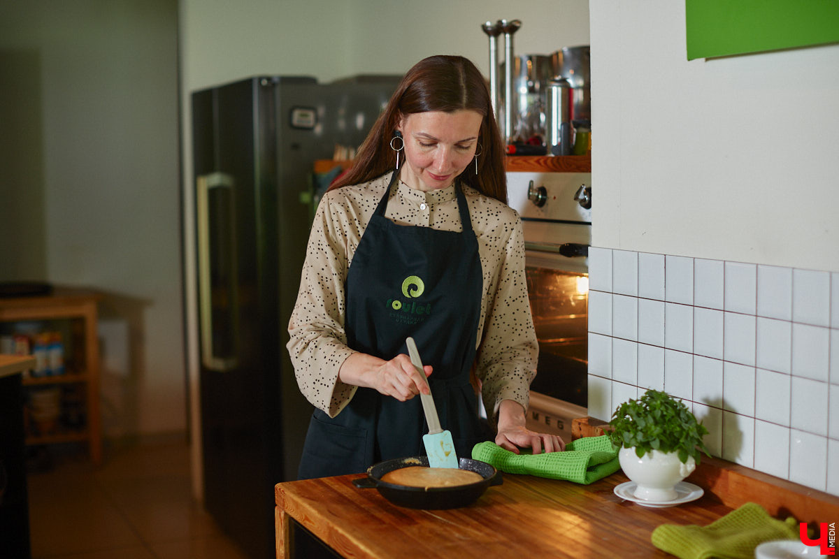 А почему бы сегодня нам не приготовить пылающий фруктовый пирог? Да еще и самый быстрый. К тому же из рисовой муки. Главным ингредиентом летнего блюда станут сочные и яркие абрикосы! Эксперимент проведем под присмотром главного кулинарного эксперта.