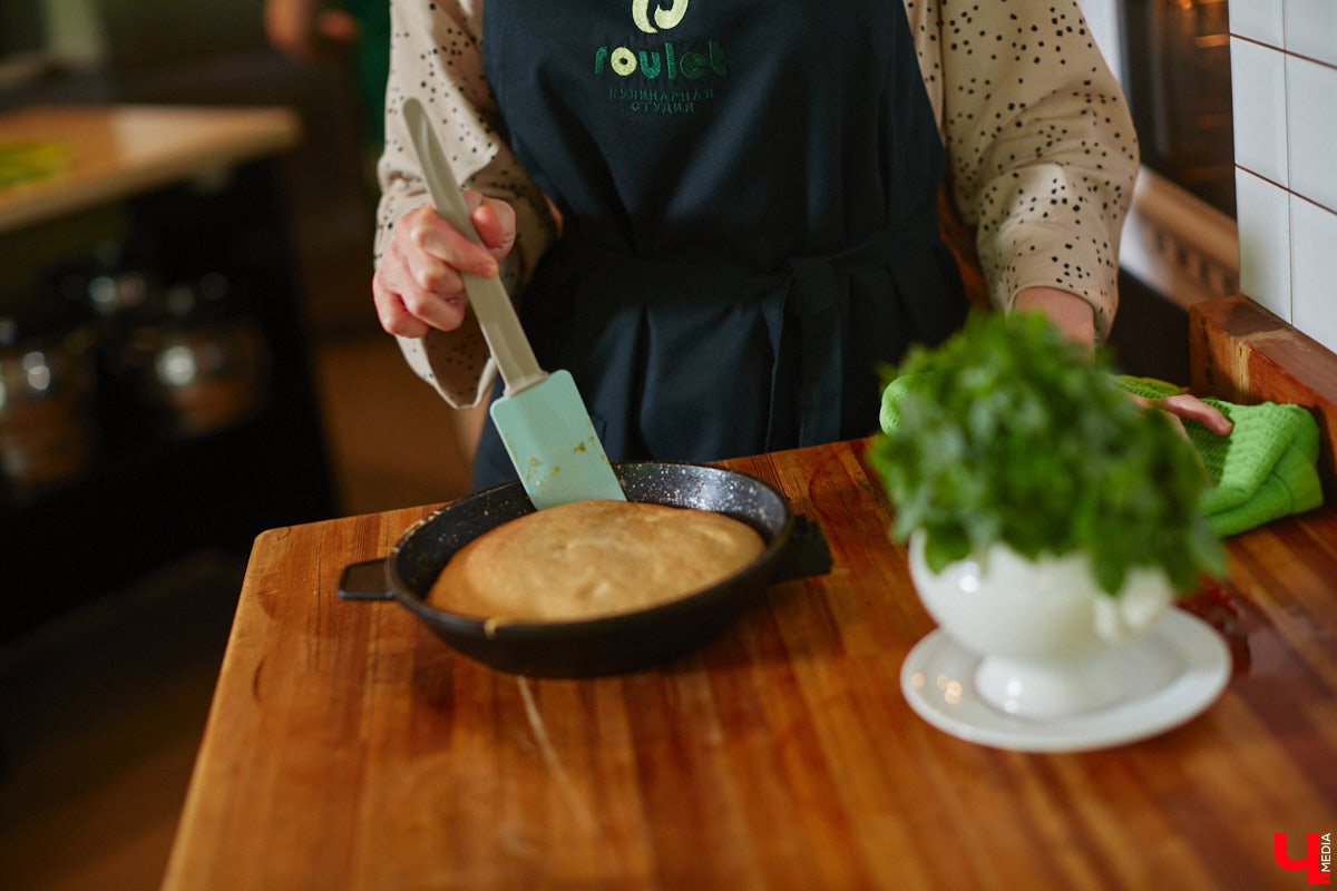 А почему бы сегодня нам не приготовить пылающий фруктовый пирог? Да еще и самый быстрый. К тому же из рисовой муки. Главным ингредиентом летнего блюда станут сочные и яркие абрикосы! Эксперимент проведем под присмотром главного кулинарного эксперта.