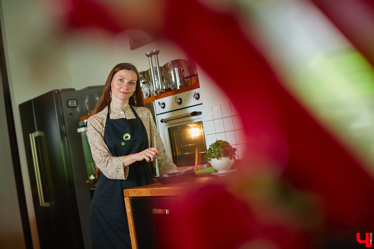 А почему бы сегодня нам не приготовить пылающий фруктовый пирог? Да еще и самый быстрый. К тому же из рисовой муки. Главным ингредиентом летнего блюда станут сочные и яркие абрикосы! Эксперимент проведем под присмотром главного кулинарного эксперта.