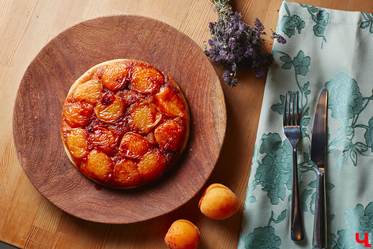 А почему бы сегодня нам не приготовить пылающий фруктовый пирог? Да еще и самый быстрый. К тому же из рисовой муки. Главным ингредиентом летнего блюда станут сочные и яркие абрикосы! Эксперимент проведем под присмотром главного кулинарного эксперта.