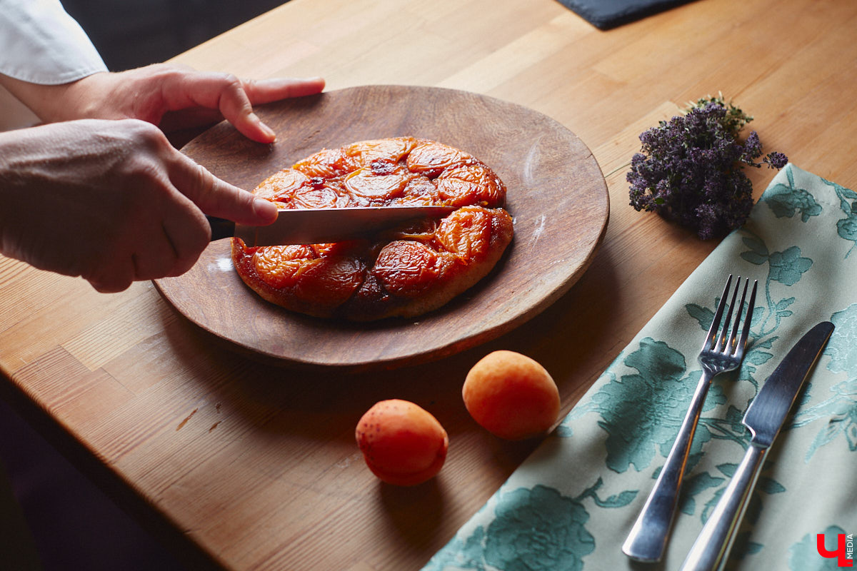 А почему бы сегодня нам не приготовить пылающий фруктовый пирог? Да еще и самый быстрый. К тому же из рисовой муки. Главным ингредиентом летнего блюда станут сочные и яркие абрикосы! Эксперимент проведем под присмотром главного кулинарного эксперта.