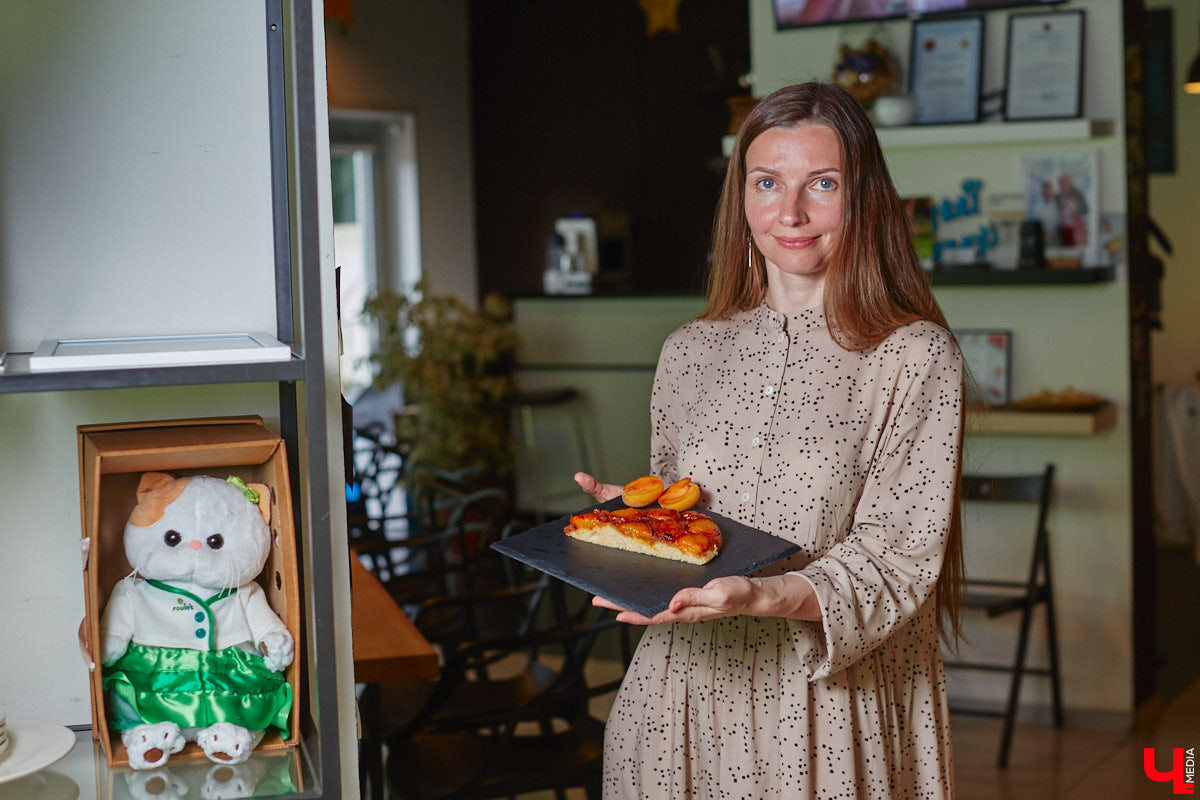 А почему бы сегодня нам не приготовить пылающий фруктовый пирог? Да еще и самый быстрый. К тому же из рисовой муки. Главным ингредиентом летнего блюда станут сочные и яркие абрикосы! Эксперимент проведем под присмотром главного кулинарного эксперта.