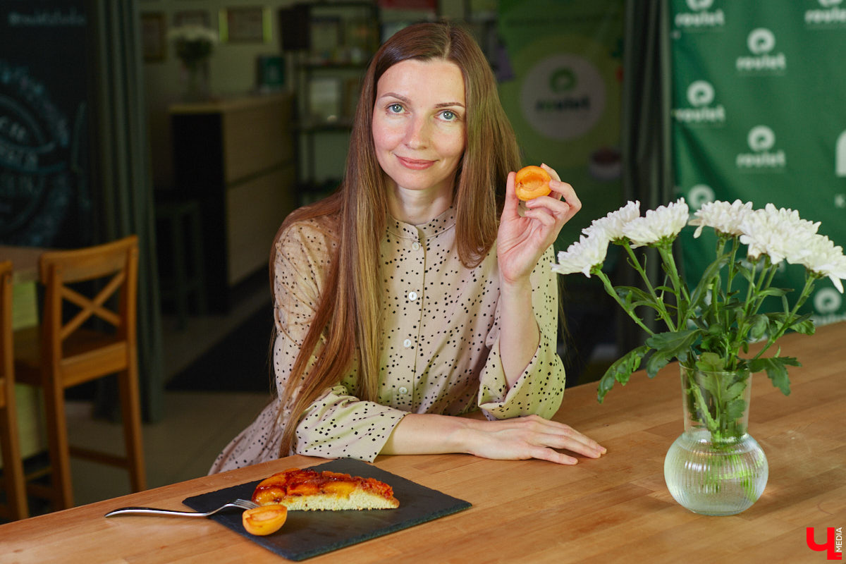 А почему бы сегодня нам не приготовить пылающий фруктовый пирог? Да еще и самый быстрый. К тому же из рисовой муки. Главным ингредиентом летнего блюда станут сочные и яркие абрикосы! Эксперимент проведем под присмотром главного кулинарного эксперта.