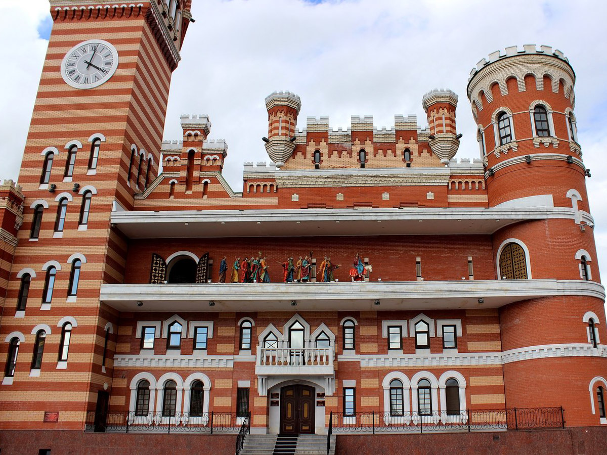 До выходных рукой подать, и всем нам нужны впечатления! Неплохим вариантом станет путешествие в Йошкар-Олу. До недавнего времени данное направление совсем не привлекало туристов. Сейчас же в городе тысячи гостей. Мы решили выяснить, почему, отправившись в столицу Республики Марий Эл на разведку.