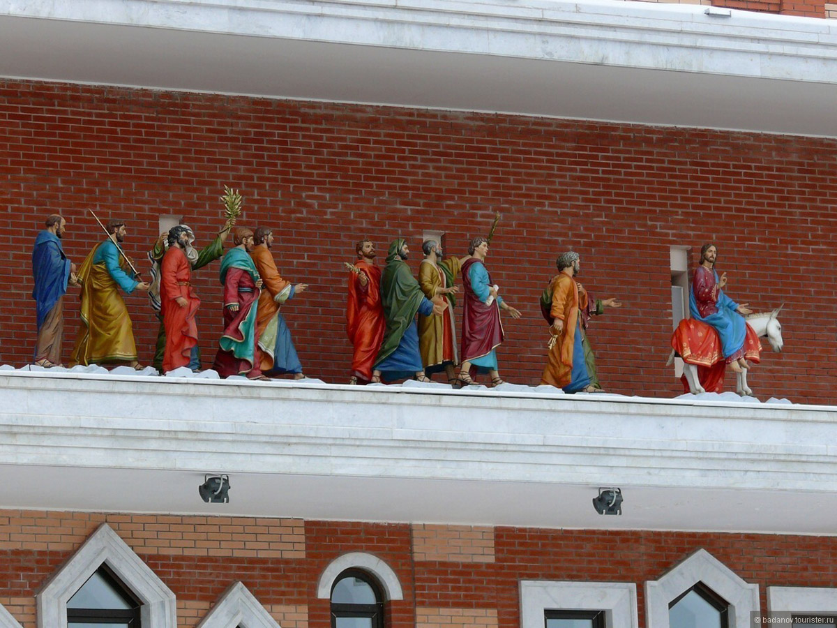 До выходных рукой подать, и всем нам нужны впечатления! Неплохим вариантом станет путешествие в Йошкар-Олу. До недавнего времени данное направление совсем не привлекало туристов. Сейчас же в городе тысячи гостей. Мы решили выяснить, почему, отправившись в столицу Республики Марий Эл на разведку.