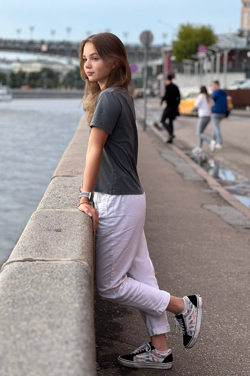 Супергерои рядом с нами! Юная актриса из Владимира Мария Абрамова появится в новом комедийном проекте «СуперИвановы». Звезда культового сериала «Пищеблок» сыграет в нем главную роль. Как проходили съемки и какие отношения сложились у Маши с опытными коллегами — Екатериной Волковой, Ольгой Науменко и Михаилом Полицеймако, — читайте в нашем материале