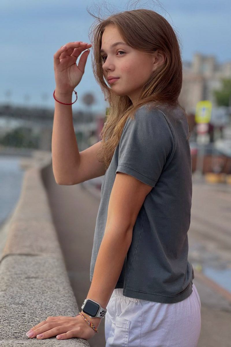 Супергерои рядом с нами! Юная актриса из Владимира Мария Абрамова появится в новом комедийном проекте «СуперИвановы». Звезда культового сериала «Пищеблок» сыграет в нем главную роль. Как проходили съемки и какие отношения сложились у Маши с опытными коллегами — Екатериной Волковой, Ольгой Науменко и Михаилом Полицеймако, — читайте в нашем материале