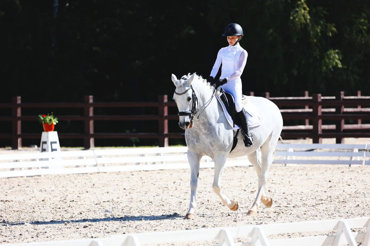 Супергерои рядом с нами! Юная актриса из Владимира Мария Абрамова появится в новом комедийном проекте «СуперИвановы». Звезда культового сериала «Пищеблок» сыграет в нем главную роль. Как проходили съемки и какие отношения сложились у Маши с опытными коллегами — Екатериной Волковой, Ольгой Науменко и Михаилом Полицеймако, — читайте в нашем материале