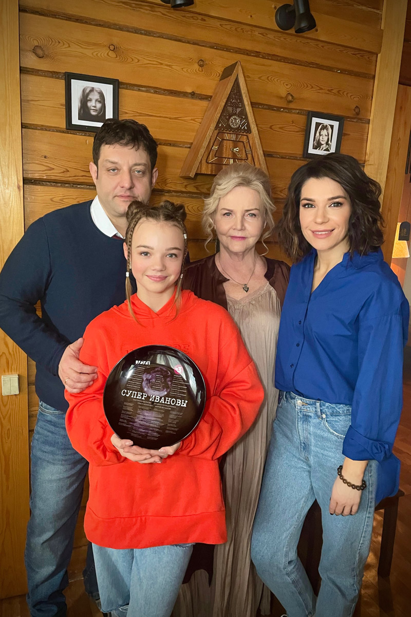 Супергерои рядом с нами! Юная актриса из Владимира Мария Абрамова появится в новом комедийном проекте «СуперИвановы». Звезда культового сериала «Пищеблок» сыграет в нем главную роль. Как проходили съемки и какие отношения сложились у Маши с опытными коллегами — Екатериной Волковой, Ольгой Науменко и Михаилом Полицеймако, — читайте в нашем материале