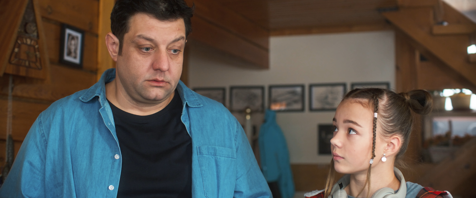 Супергерои рядом с нами! Юная актриса из Владимира Мария Абрамова появится в новом комедийном проекте «СуперИвановы». Звезда культового сериала «Пищеблок» сыграет в нем главную роль. Как проходили съемки и какие отношения сложились у Маши с опытными коллегами — Екатериной Волковой, Ольгой Науменко и Михаилом Полицеймако, — читайте в нашем материале