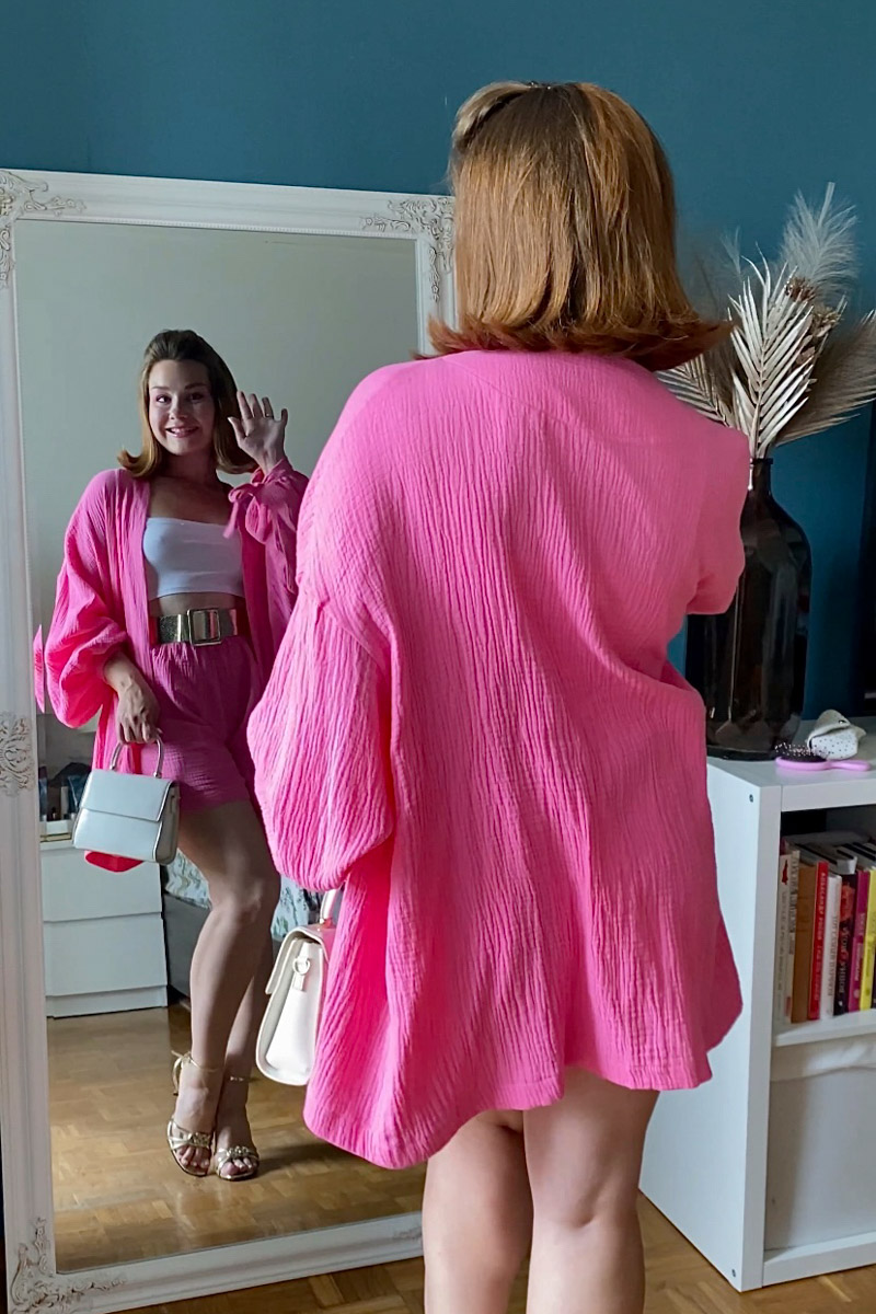 Рафинированный тренд на Барби облетел весь мир, заразив заодно и 33-й регион. Девушки активно примеряют на себя кукольные образы: кто при помощи нейросетей, кто в формате фотосессий. Эксперимент удался, хоть и получился немного приторным, а самые яркие look`и «Ключ-Медиа» собрал в своем обзоре