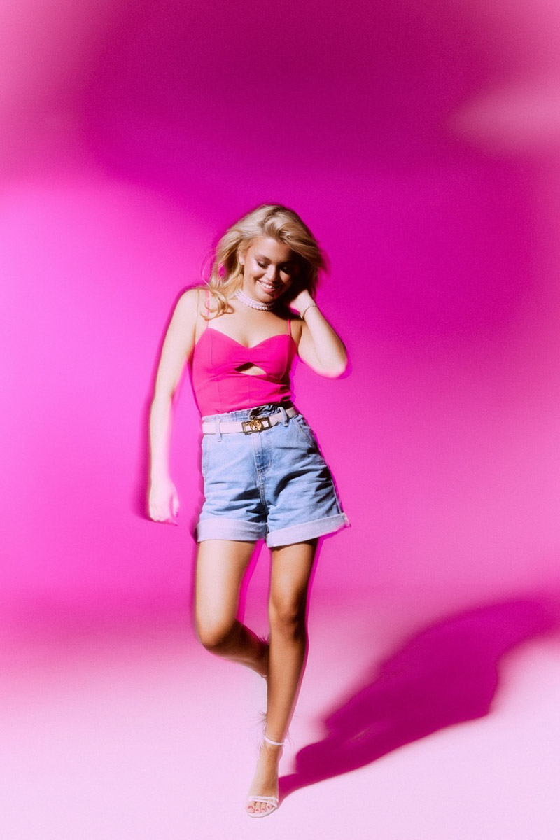 Рафинированный тренд на Барби облетел весь мир, заразив заодно и 33-й регион. Девушки активно примеряют на себя кукольные образы: кто при помощи нейросетей, кто в формате фотосессий. Эксперимент удался, хоть и получился немного приторным, а самые яркие look`и «Ключ-Медиа» собрал в своем обзоре