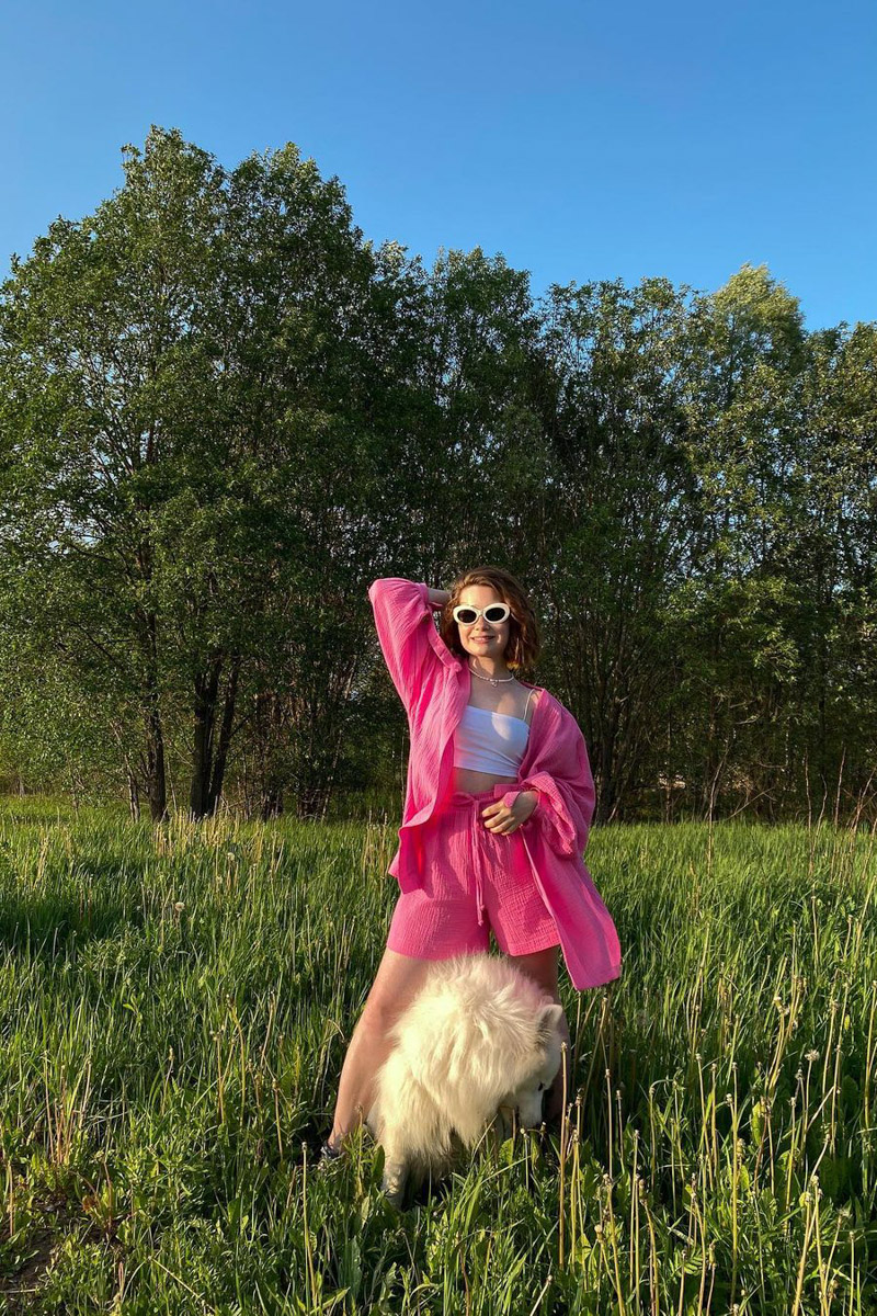 Рафинированный тренд на Барби облетел весь мир, заразив заодно и 33-й регион. Девушки активно примеряют на себя кукольные образы: кто при помощи нейросетей, кто в формате фотосессий. Эксперимент удался, хоть и получился немного приторным, а самые яркие look`и «Ключ-Медиа» собрал в своем обзоре